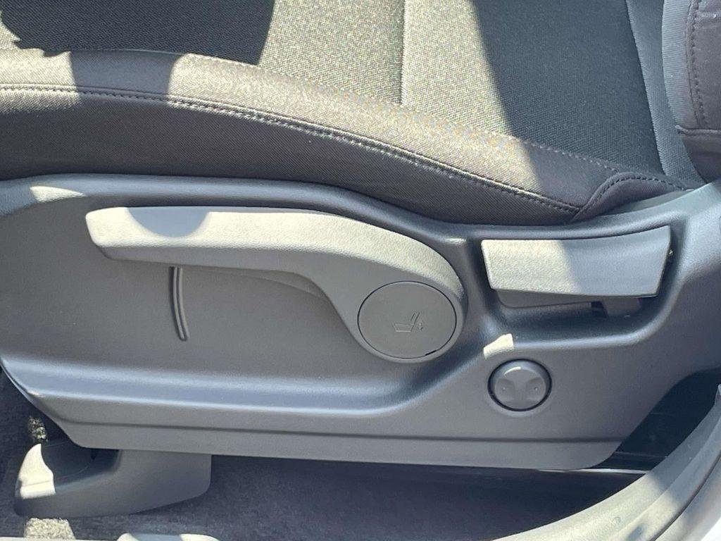 New 2027 White Hyundai SE AWD image 19