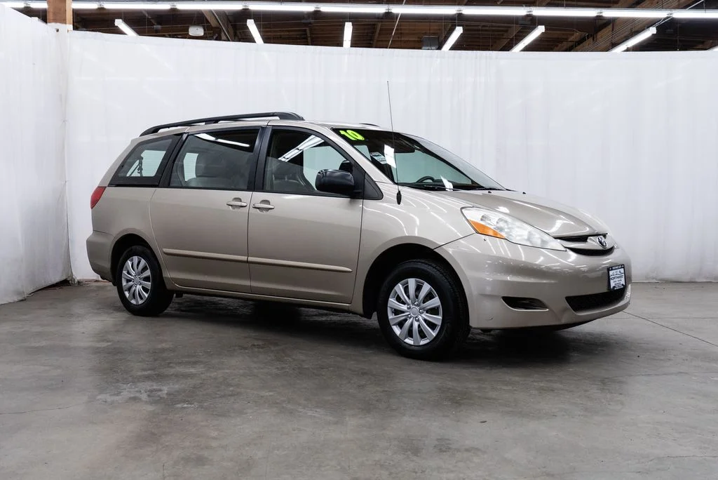 2010 Toyota Sienna CE 8-Passenger's photo