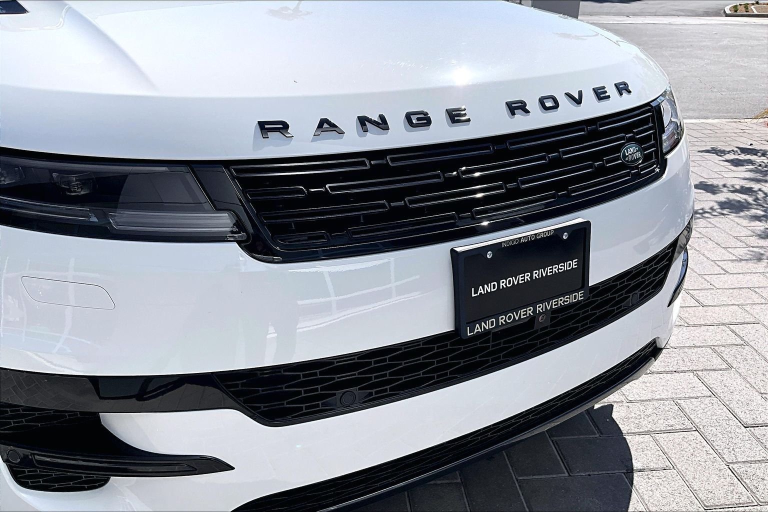 Used 2025 White Land Rover SE image 30