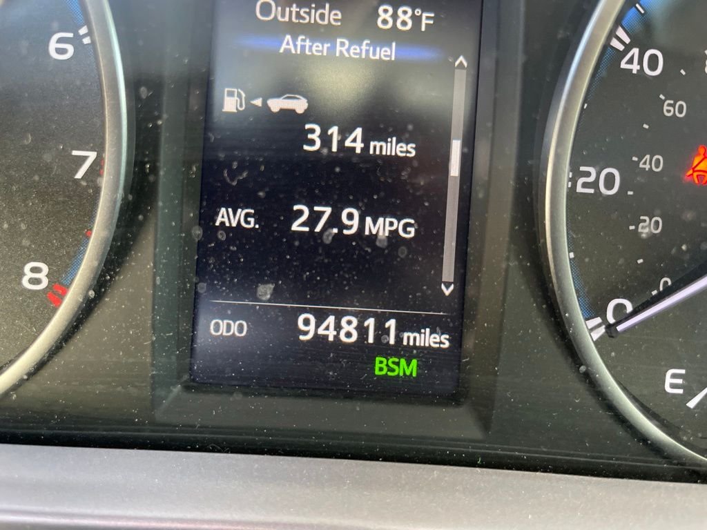Used 2018 White Toyota XLE image 13