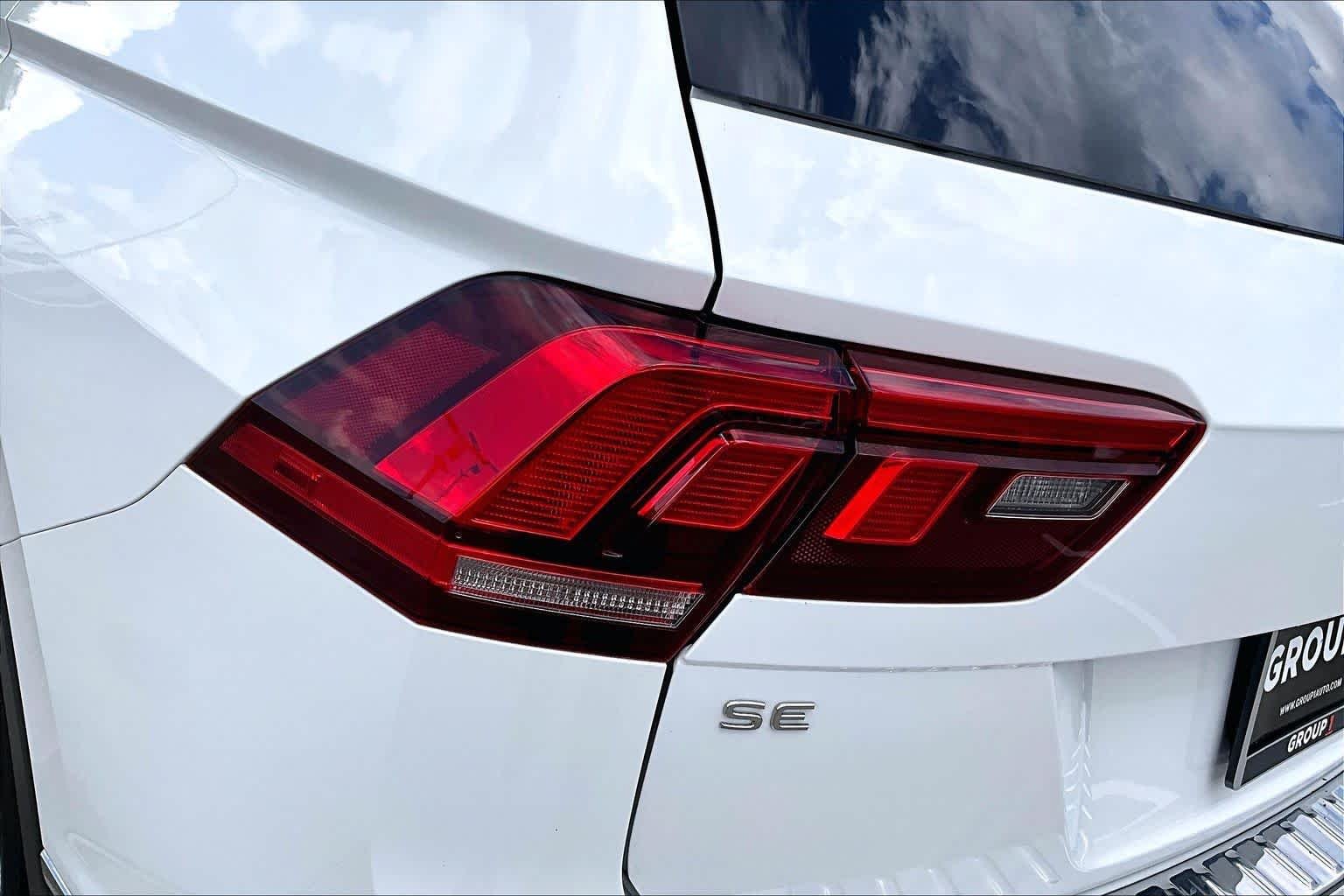 Used 2024 Pure White Volkswagen SE image 27