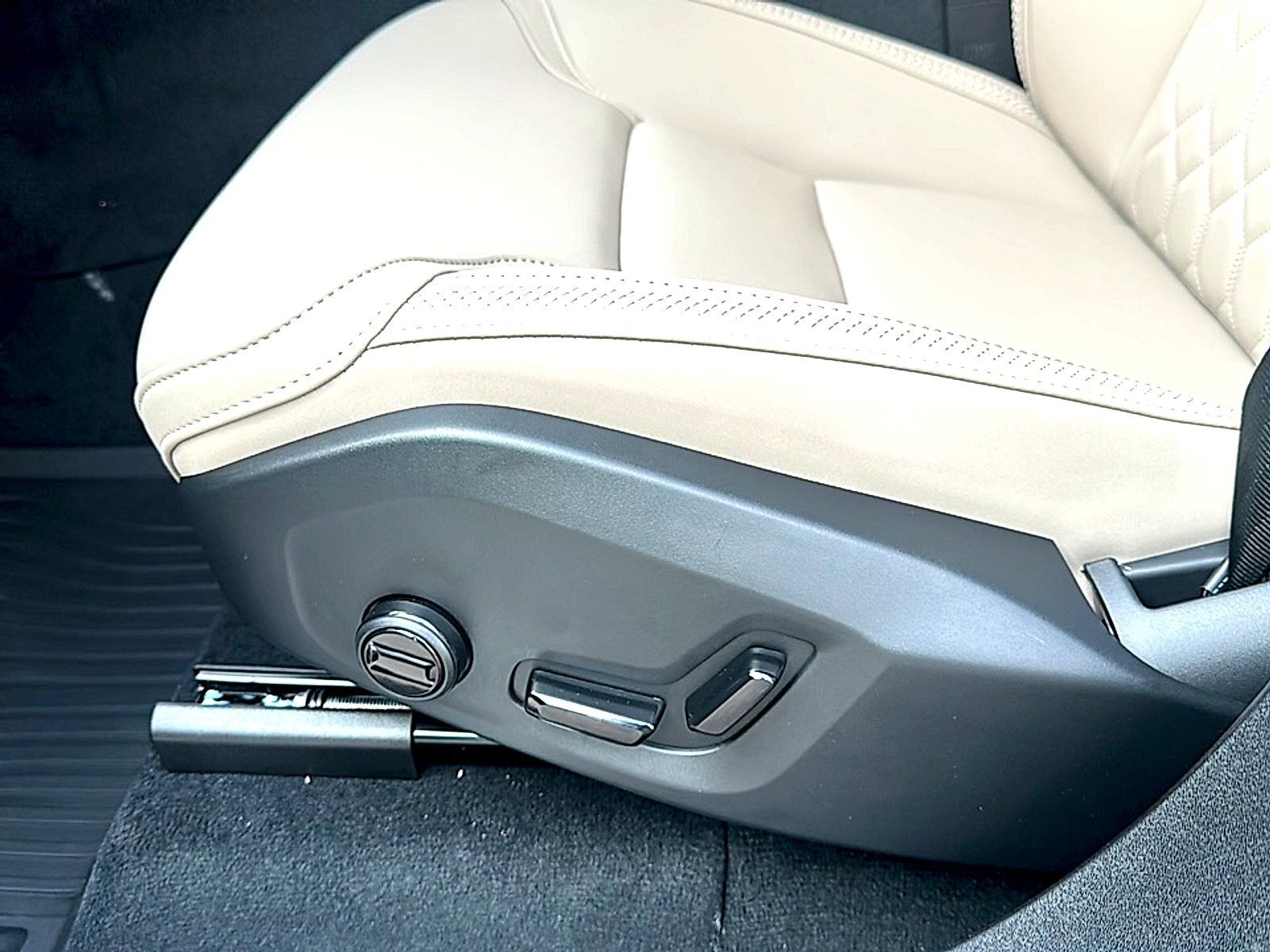 2026 Volvo XC90 Plus - Photo 12