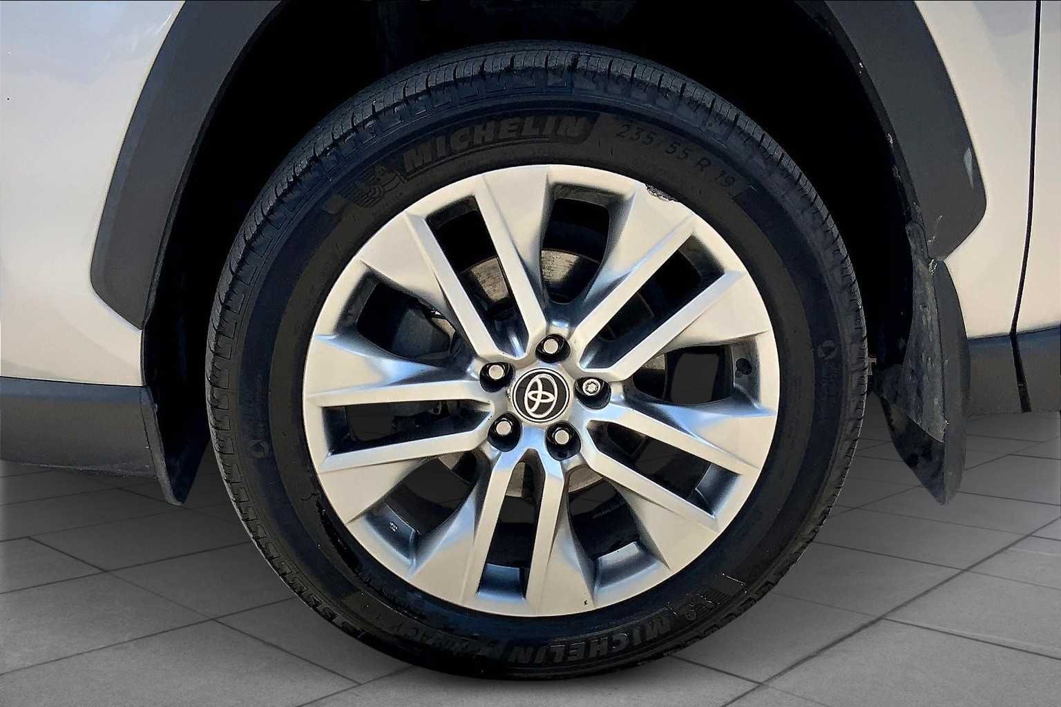 Used 2022 Silver Sky Metallic Toyota XLE Premium image 10