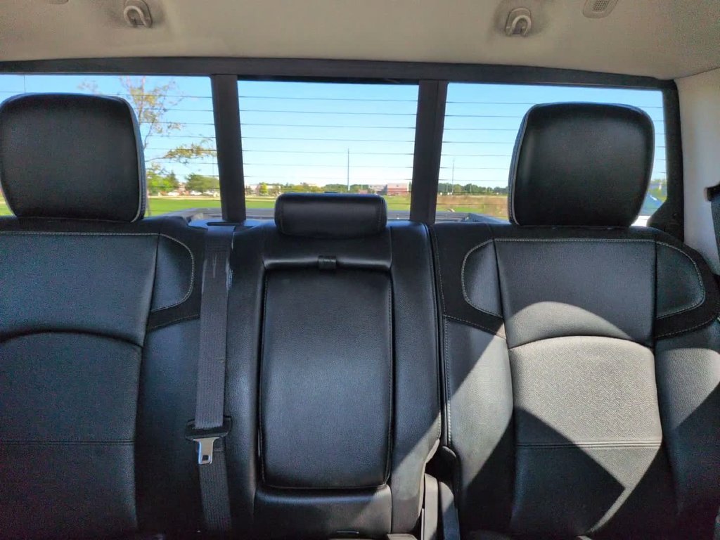 Used 2024 White Ram Laramie image 25