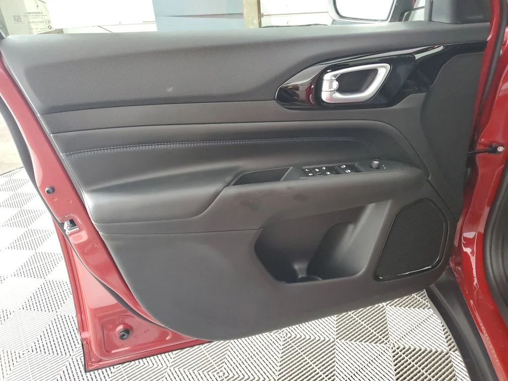 New 2026 Red Hot Pearl-Coat Exterior Paint Jeep Latitude image 26