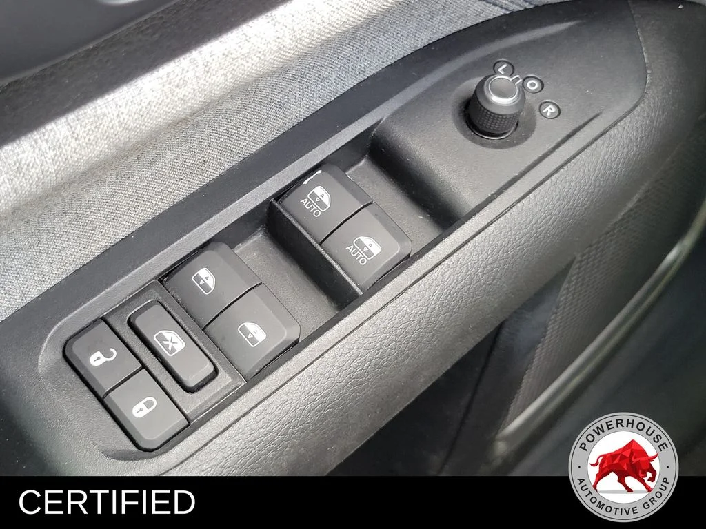 Used 2022 Red Jeep Latitude image 27
