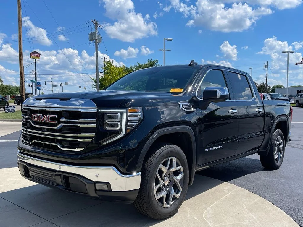 Used 2025 Onyx Black GMC SLT image 3