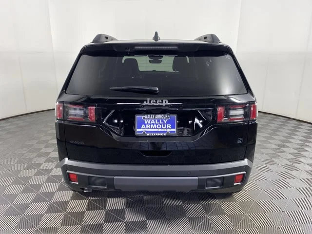 New 2026 Diamond Black Crystal Pearl-Coat Exterior Paint Jeep Limited image 9
