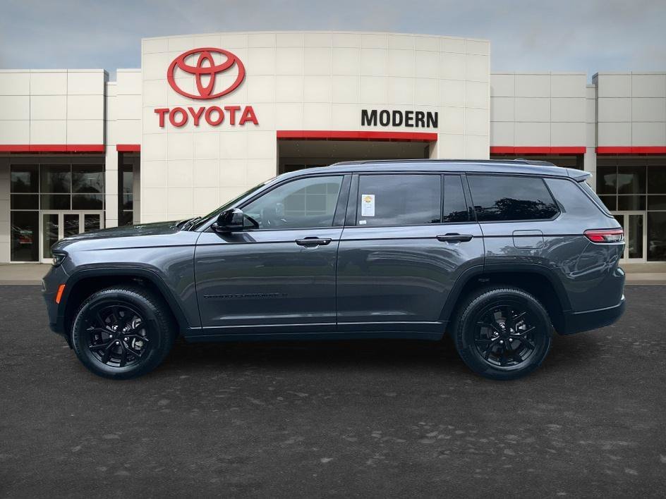 Used 2024 Baltic Gray Metallic Clearcoat Jeep Altitude image 8