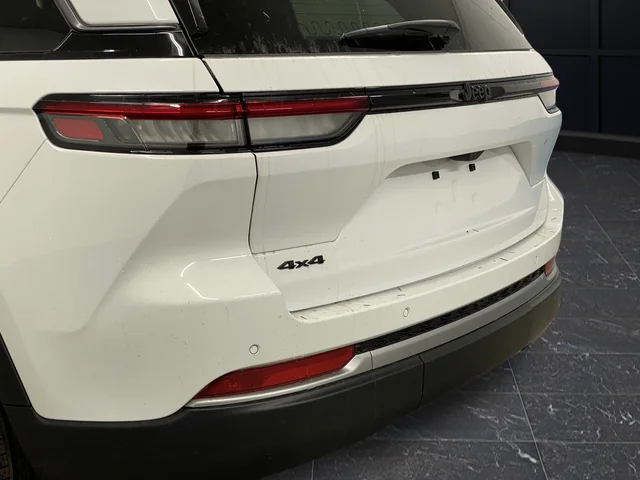 New 2026 Bright White Clear-Coat Exterior Paint Jeep Limited image 43