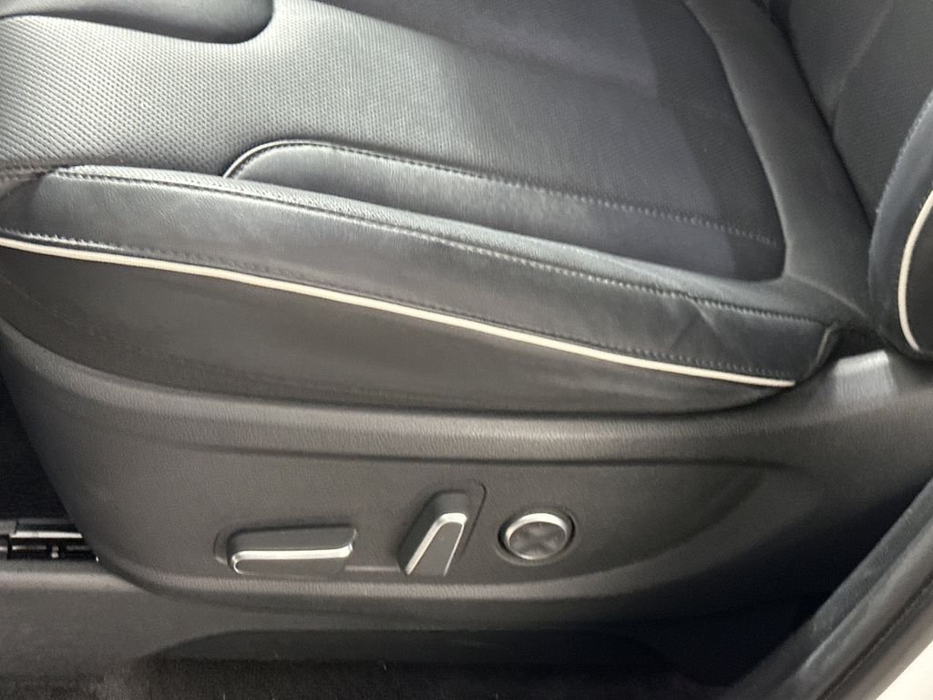 Used 2025 Hyper White Hyundai SEL Premium image 12