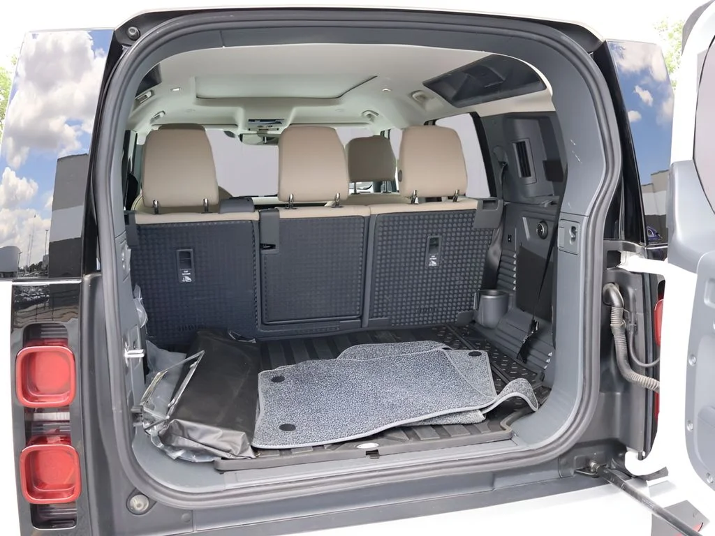 Used 2024 Fuji White Land Rover  image 15
