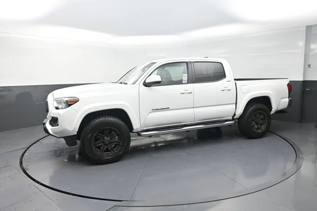 Used 2022 White Toyota SR5 image 40