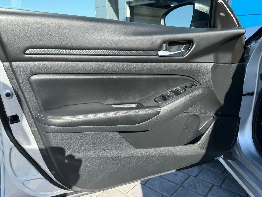 Used 2024 Silver Nissan 2.5 SV image 30