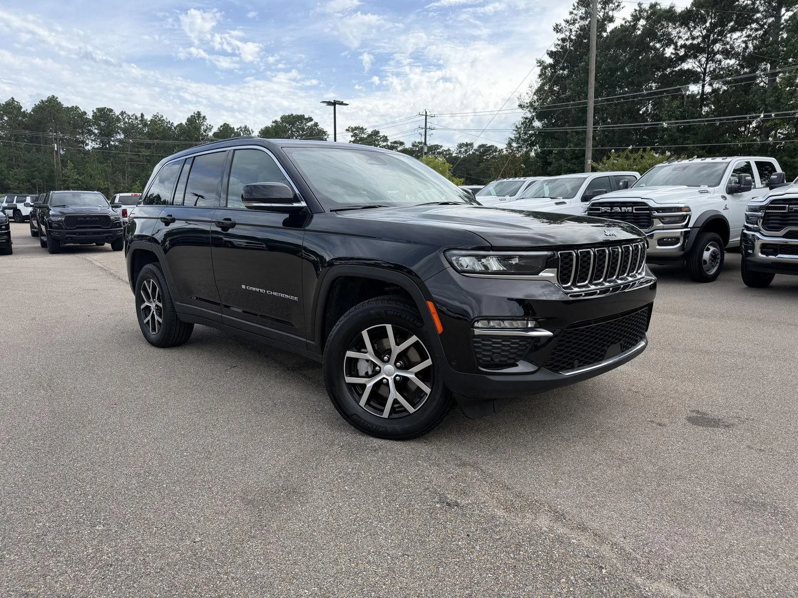 Used 2025 Diamond Black Crystal Pearlcoat Jeep Limited image 3