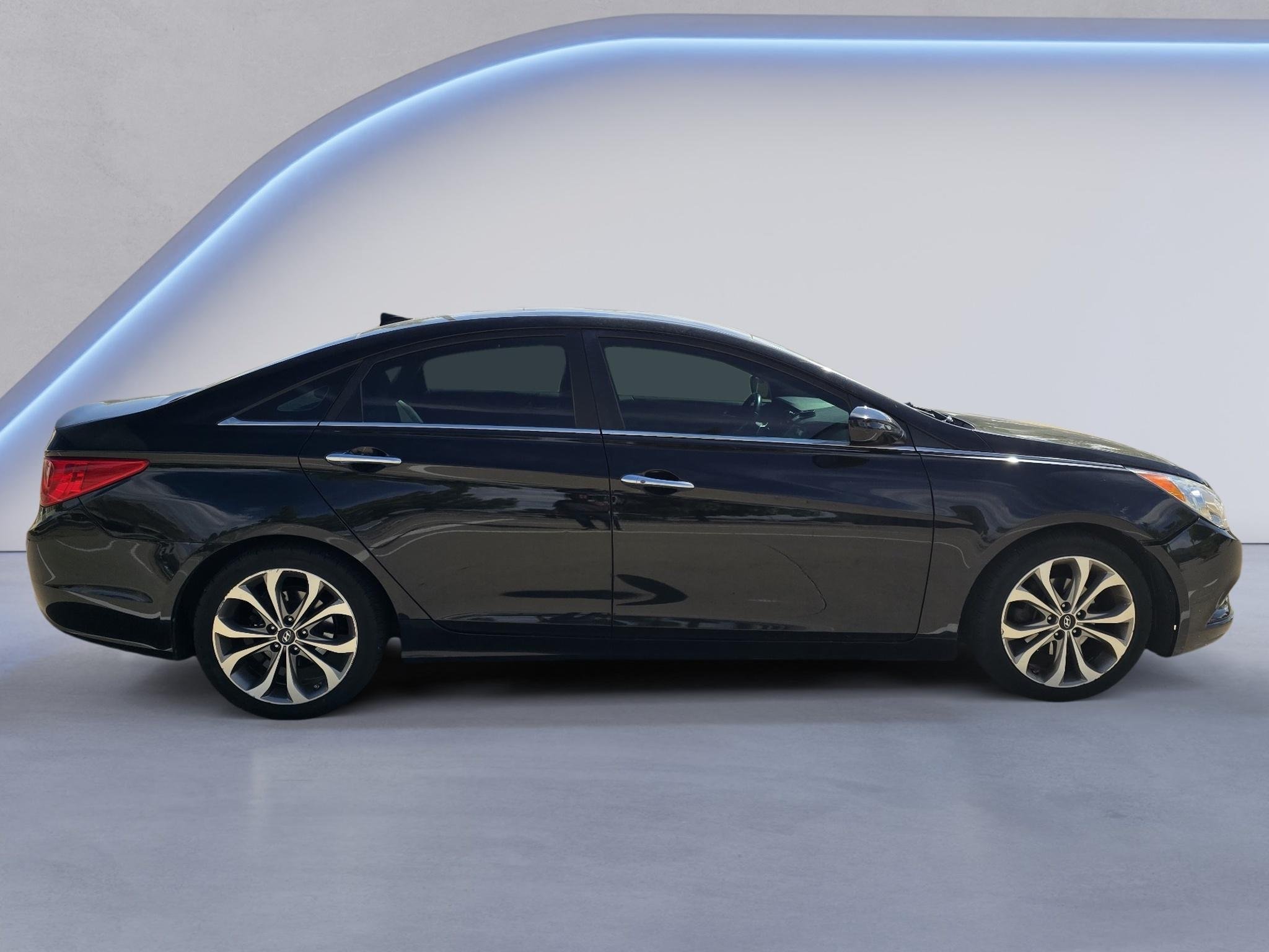 Used 2013 Midnight Black Mica Hyundai SE image 6