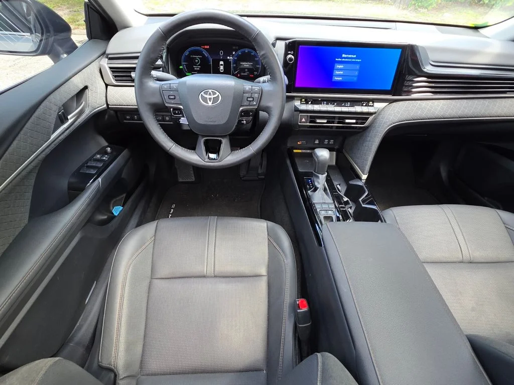 Certified Used 2025  Toyota XLE image 6