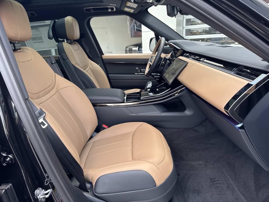New 2026 Santorini Black Land Rover Dynamic SE image 9