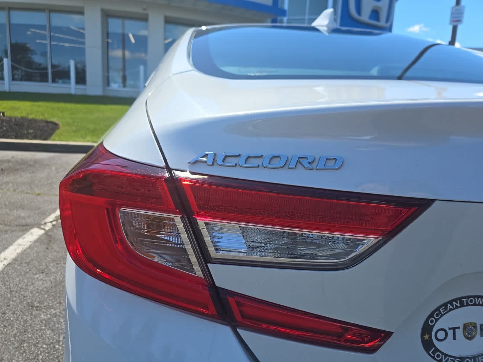 Used 2018 White Honda LX 1.5T image 13