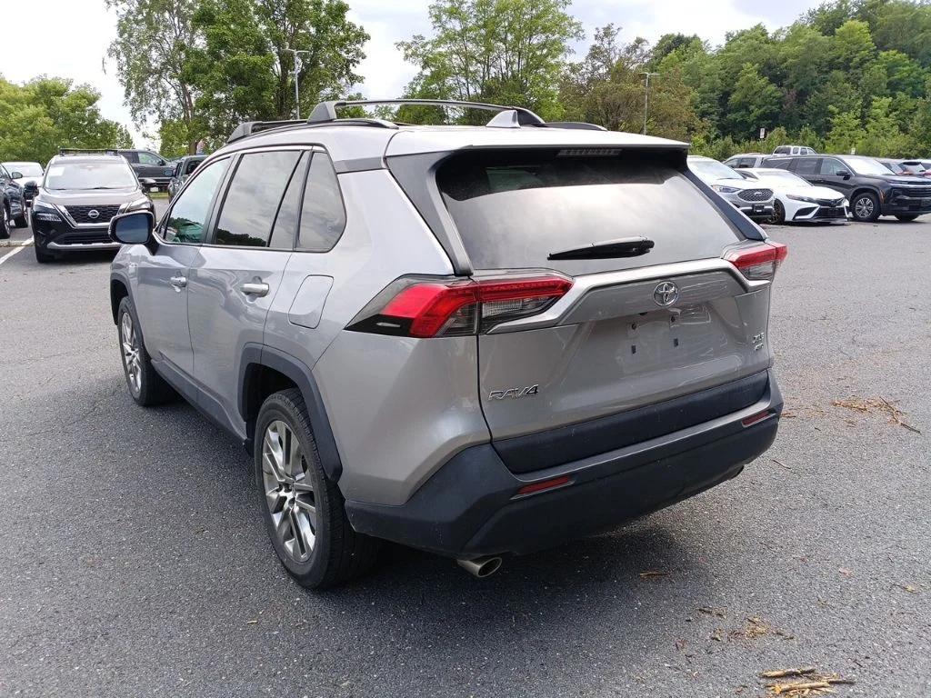 Used 2021 Silver Toyota XLE Premium image 3