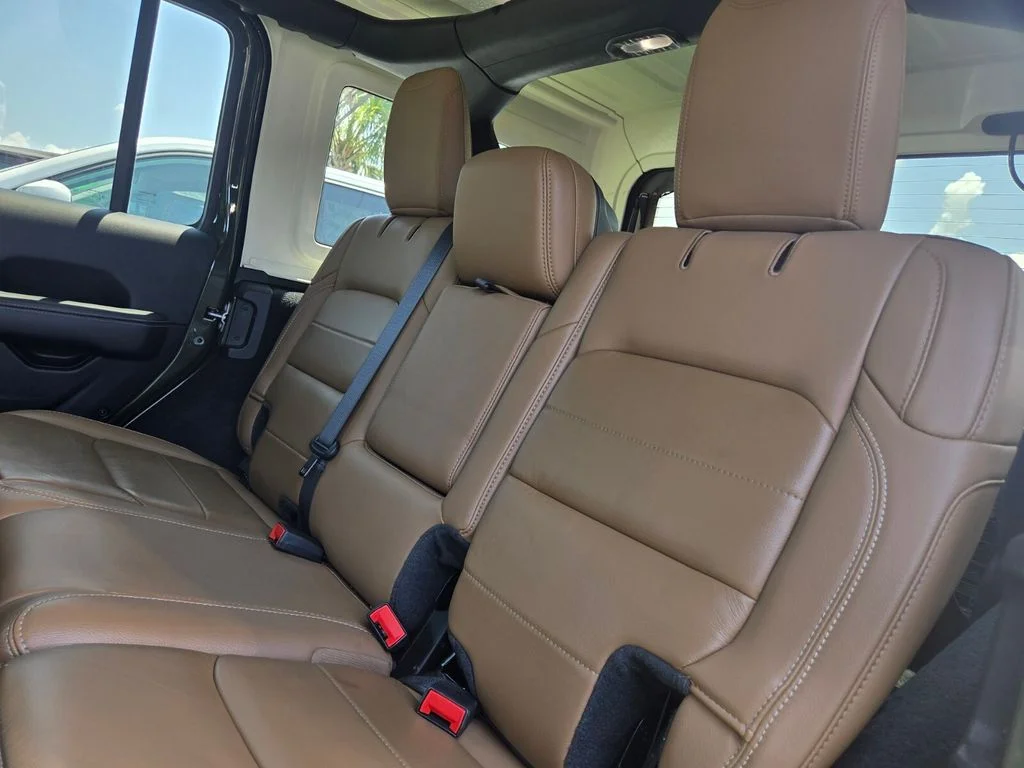 Used 2020 Green Jeep Unlimited Sahara image 23