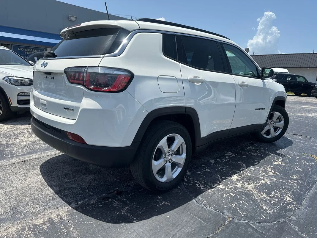 Used 2019  Jeep Latitude FWD image 2