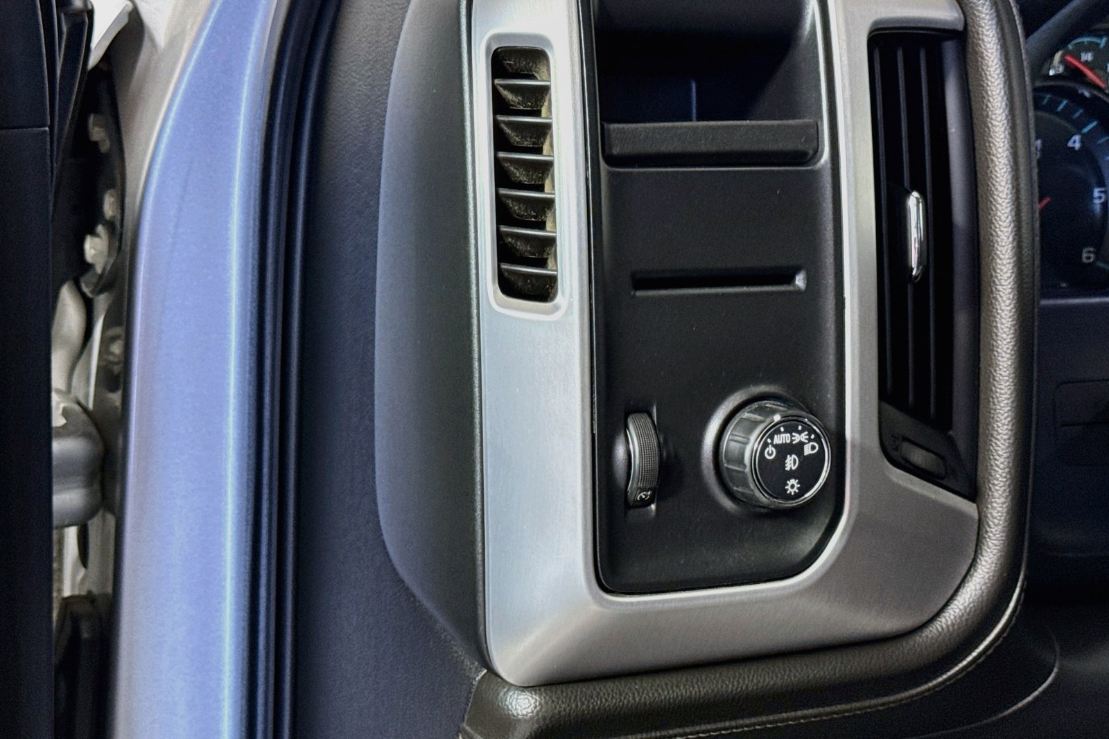 Used 2018 Quicksilver Metallic GMC SLE image 10