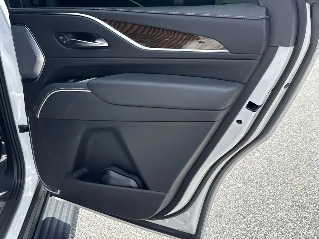 Used 2023 White Cadillac Sport Platinum image 17