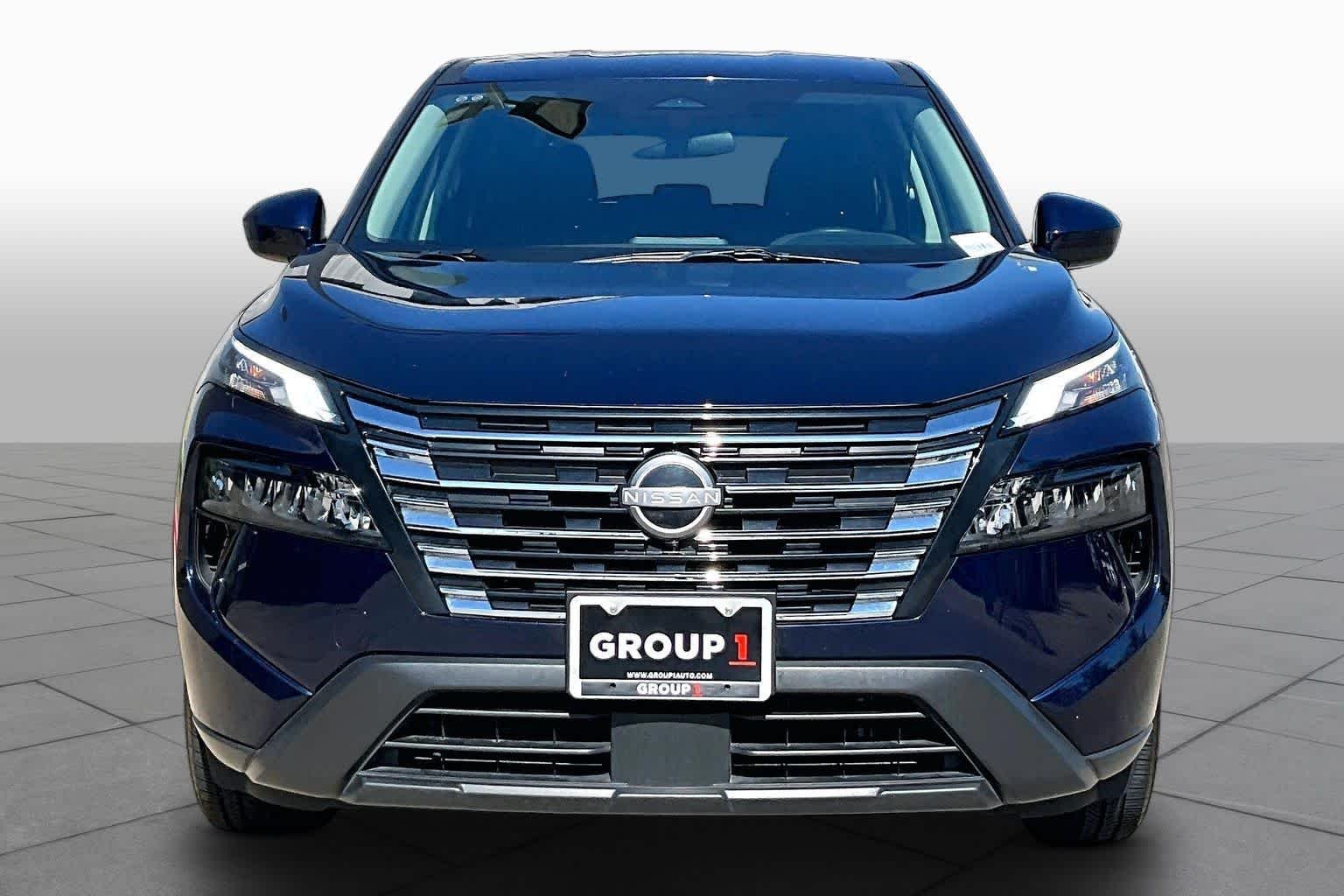 Used 2025 Deep Ocean Blue Pearl Nissan SV image 4