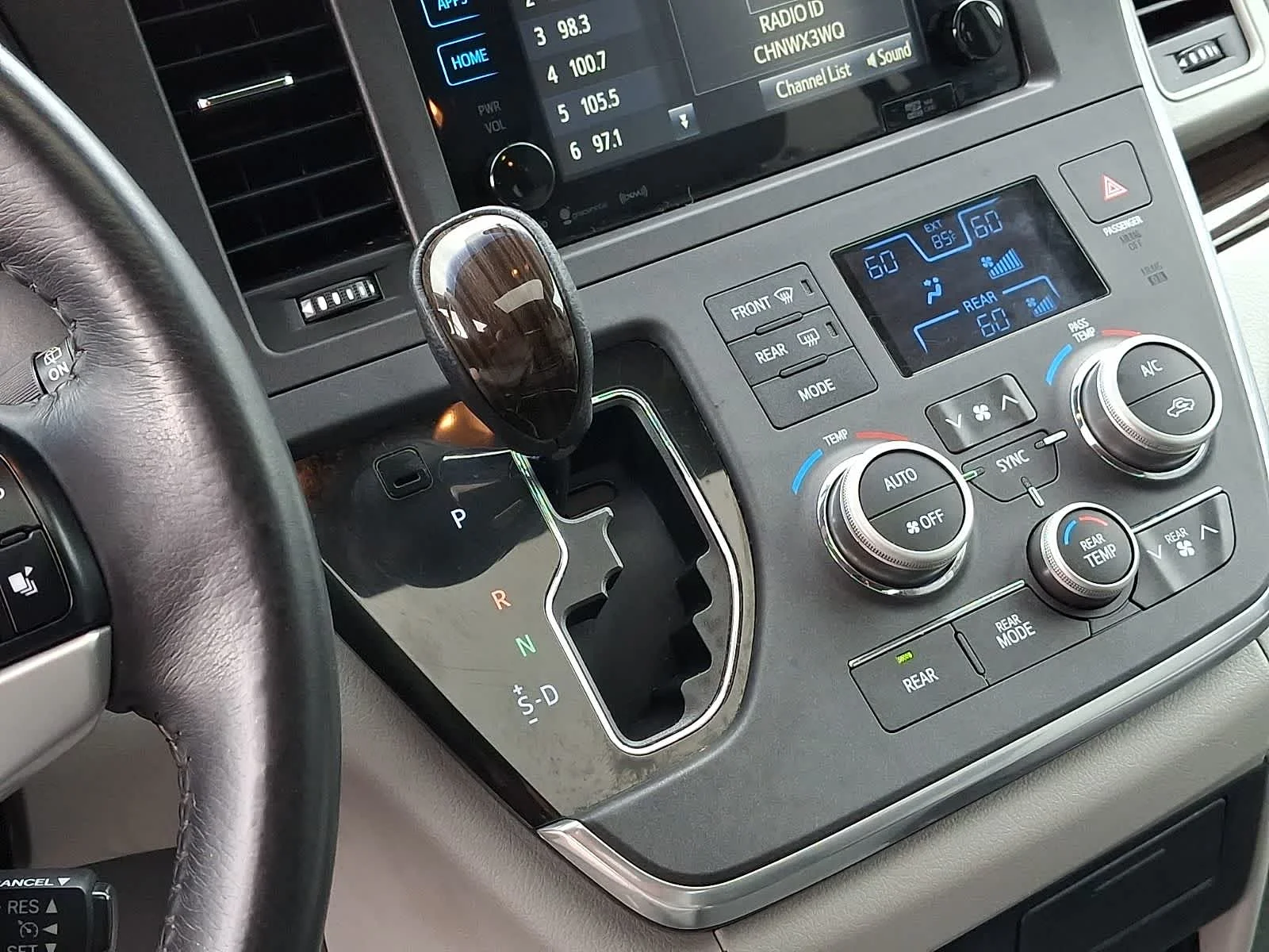 Used 2016 Predawn Gray Mica Toyota XLE Premium image 20