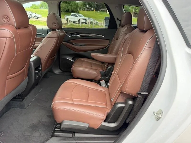 Used 2021 WHITE FROST TRICOAT Buick Avenir image 9