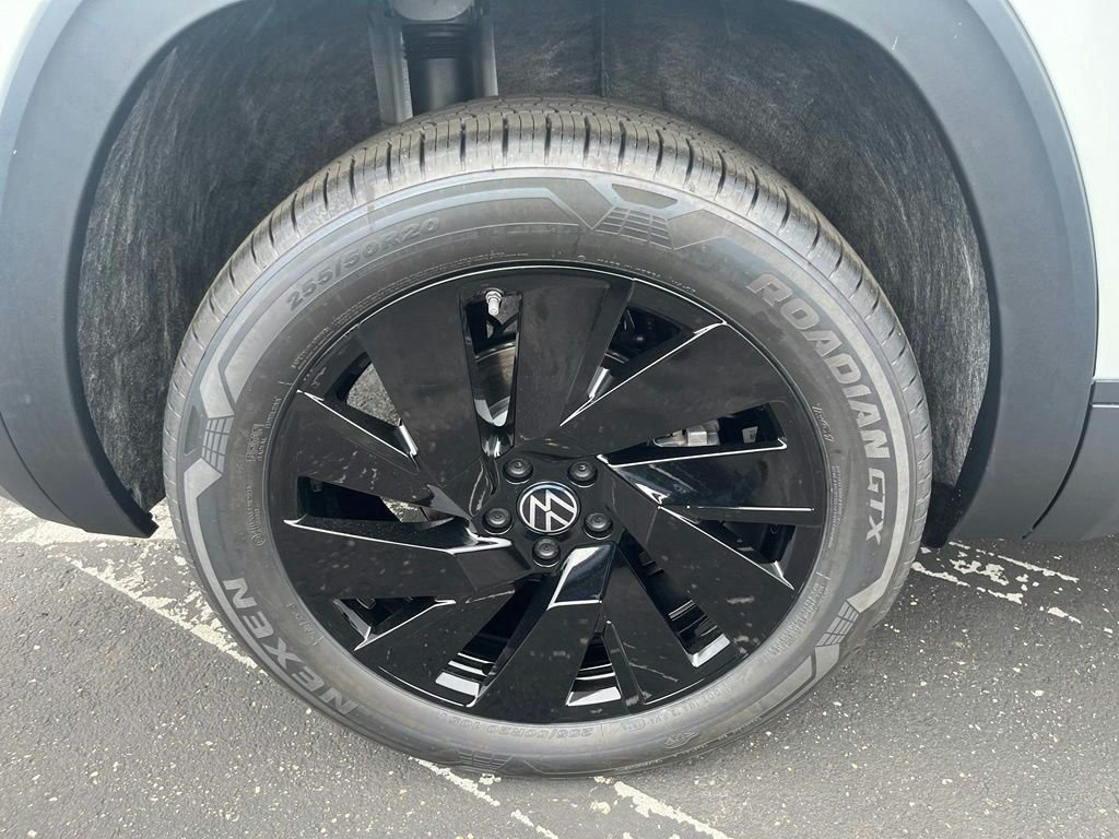 New 2026 White/off-white Volkswagen SE w/Technology image 29