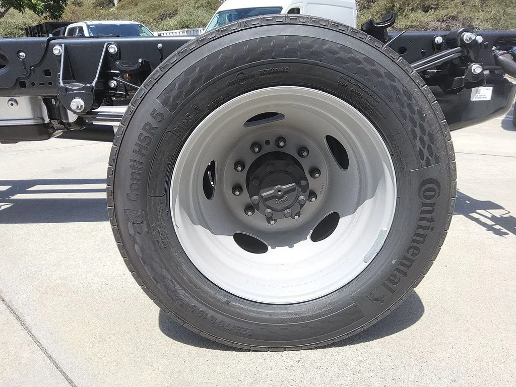 New 2026 Oxford White Ford XL image 14