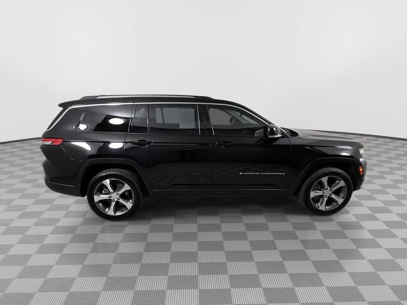 Used 2023 Diamond Black Crystal Pearlcoat Jeep Limited image 13