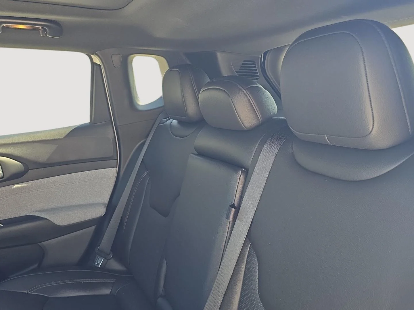 Used 2023  Jeep Latitude Lux image 8