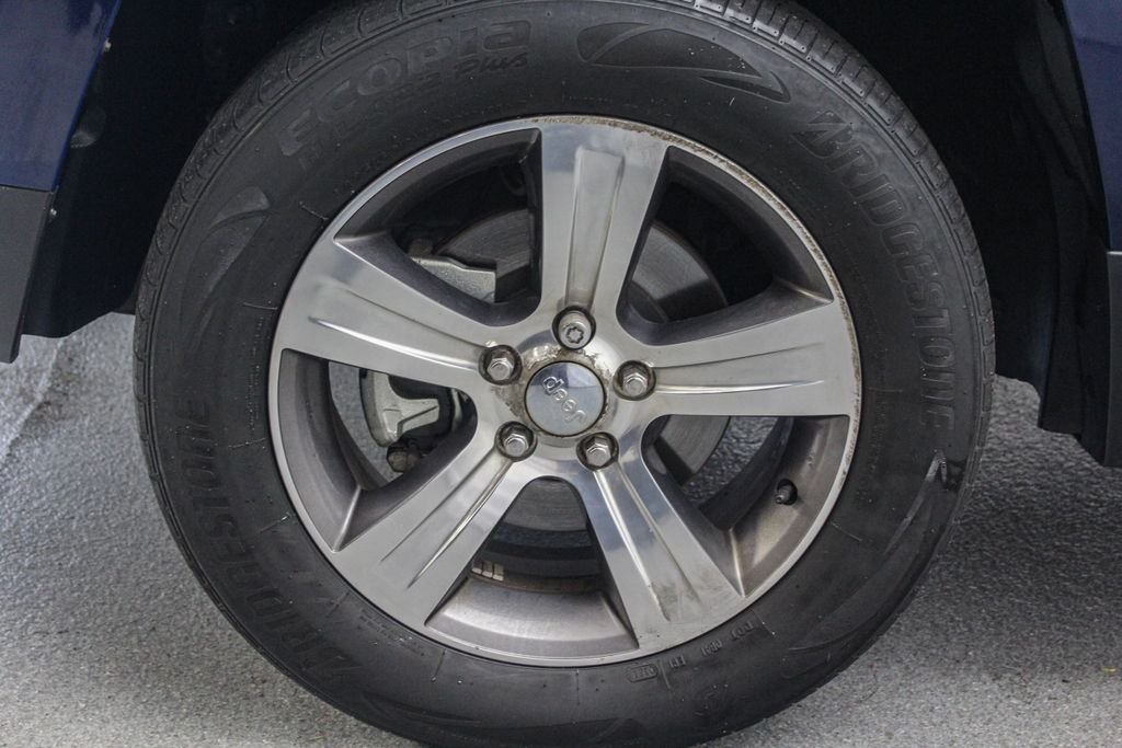 Used 2017 Blue Jeep Latitude image 13