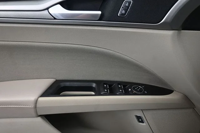 Used 2019 Oxford White Ford SE image 24