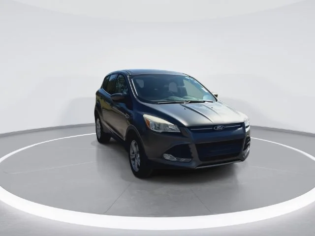 Used 2015  Ford SE image 2