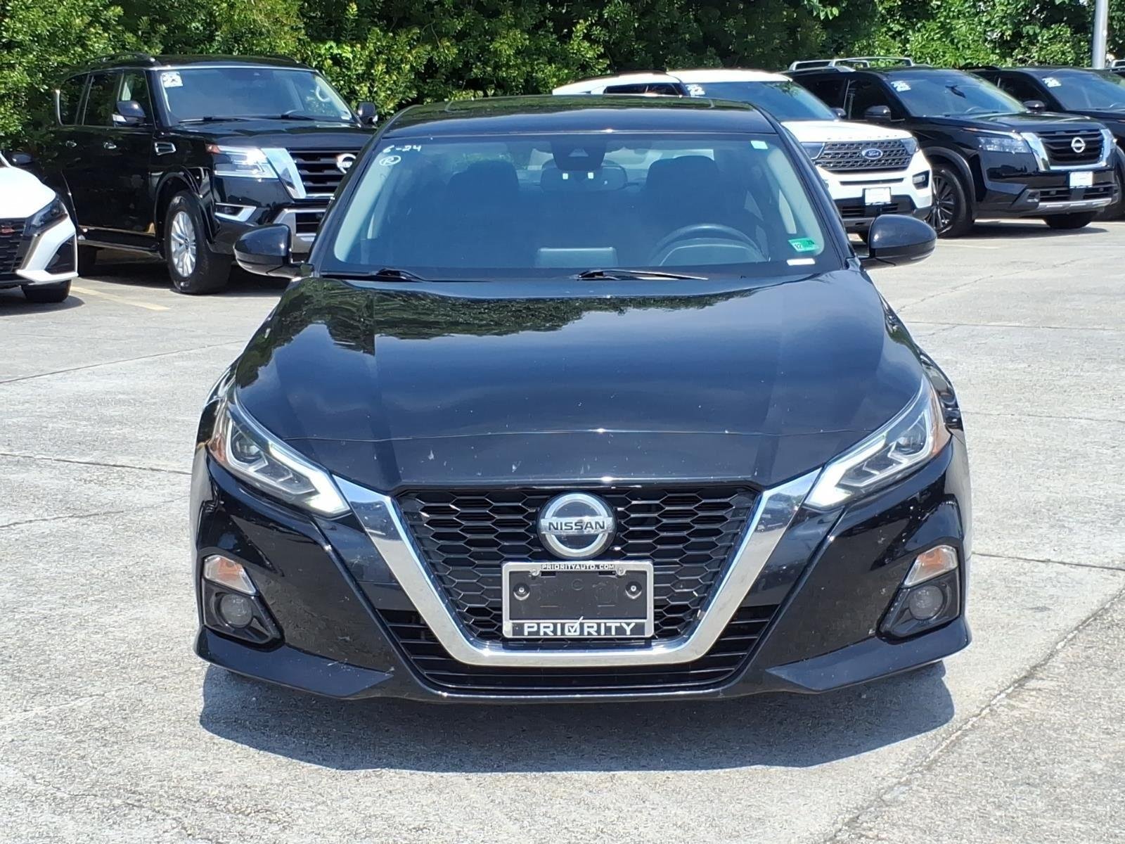Used 2019 Super Black Nissan 2.5 SV image 2