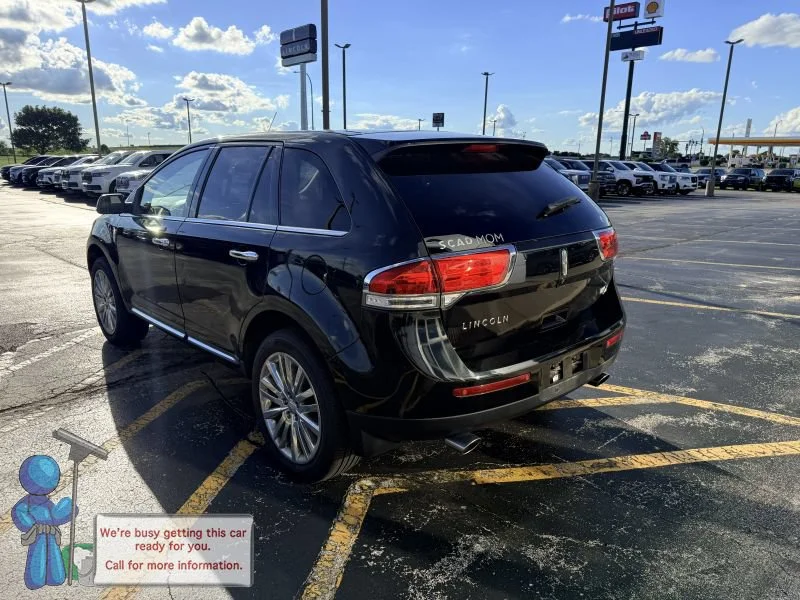 Used 2013 Tuxedo Black Metallic Lincoln Base image 3
