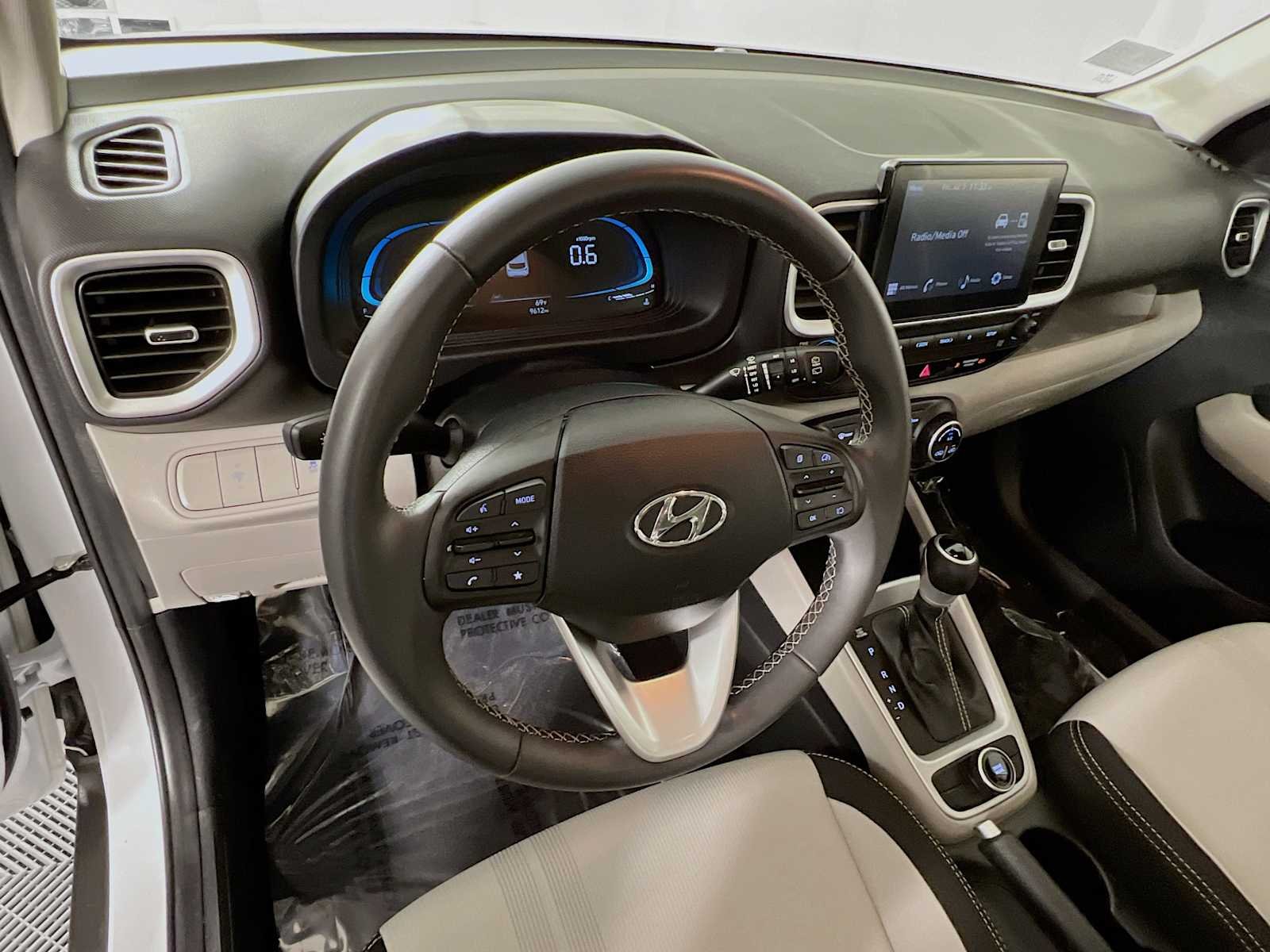 Used 2025 Lunar White Hyundai SEL image 11