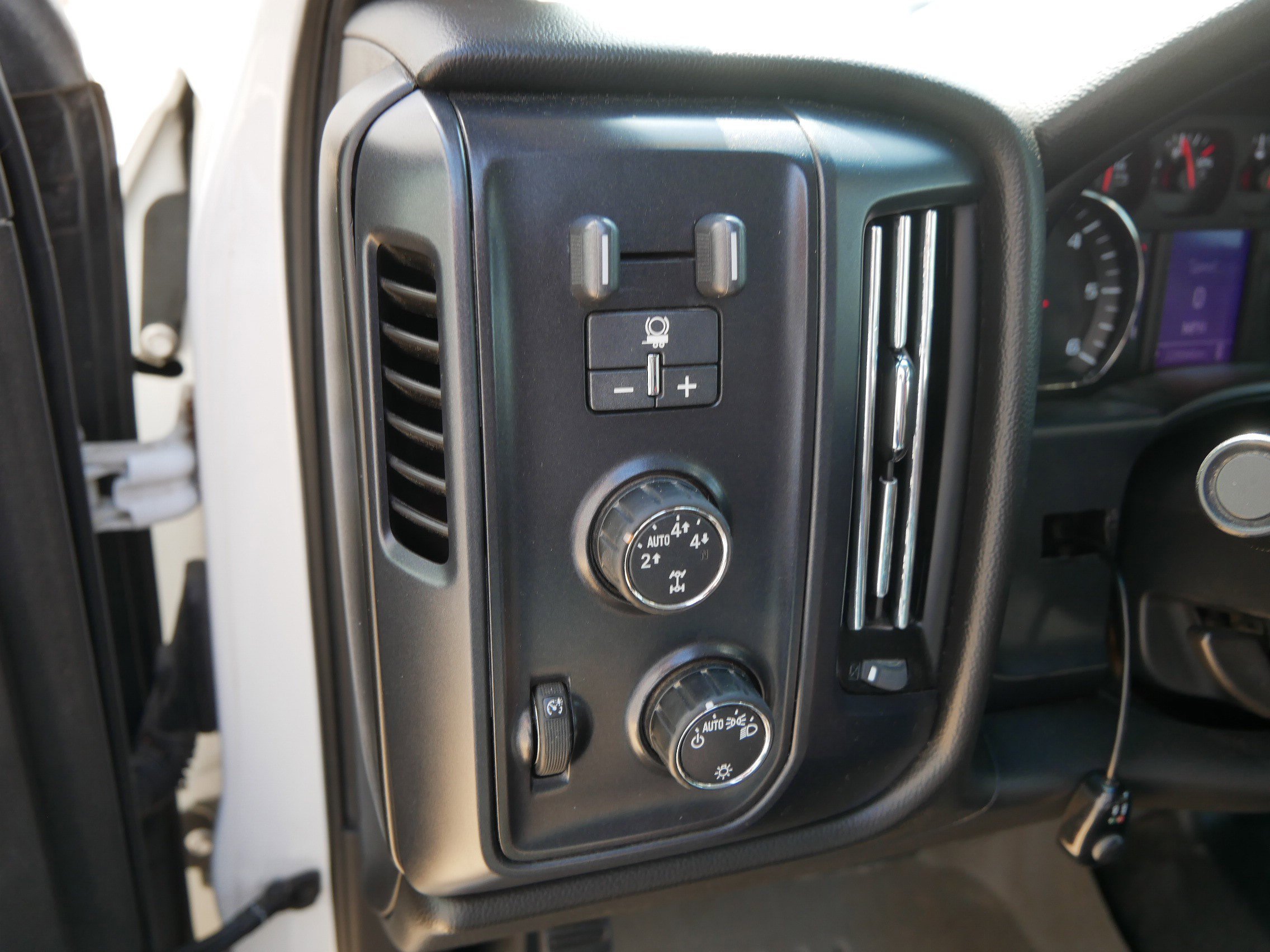 Used 2014 White Chevrolet Work Truck image 19