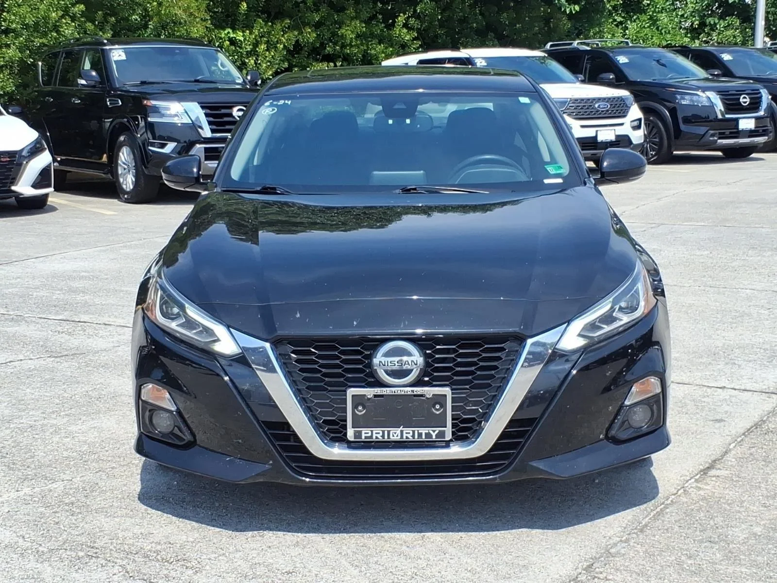 Used 2019 Super Black Nissan 2.5 SV image 2