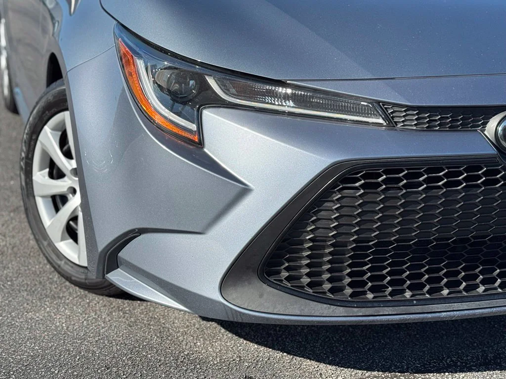 Used 2022  Toyota LE image 3