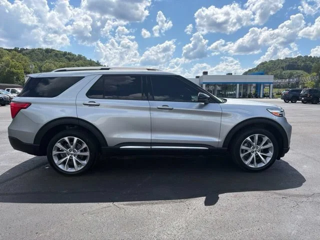 Used 2022 Silver Ford Platinum image 9