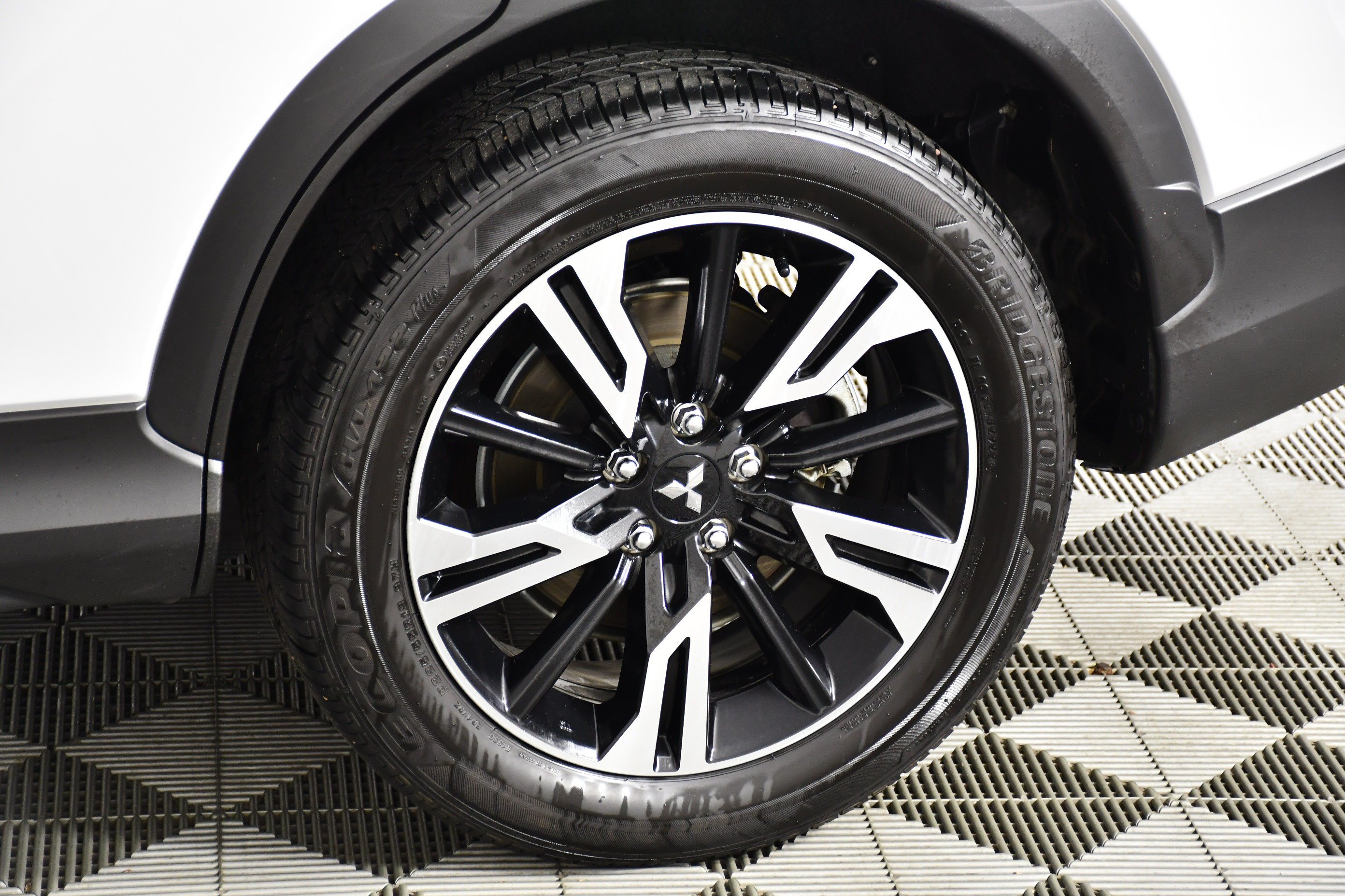 Used 2023 White Diamond Mitsubishi SE image 49