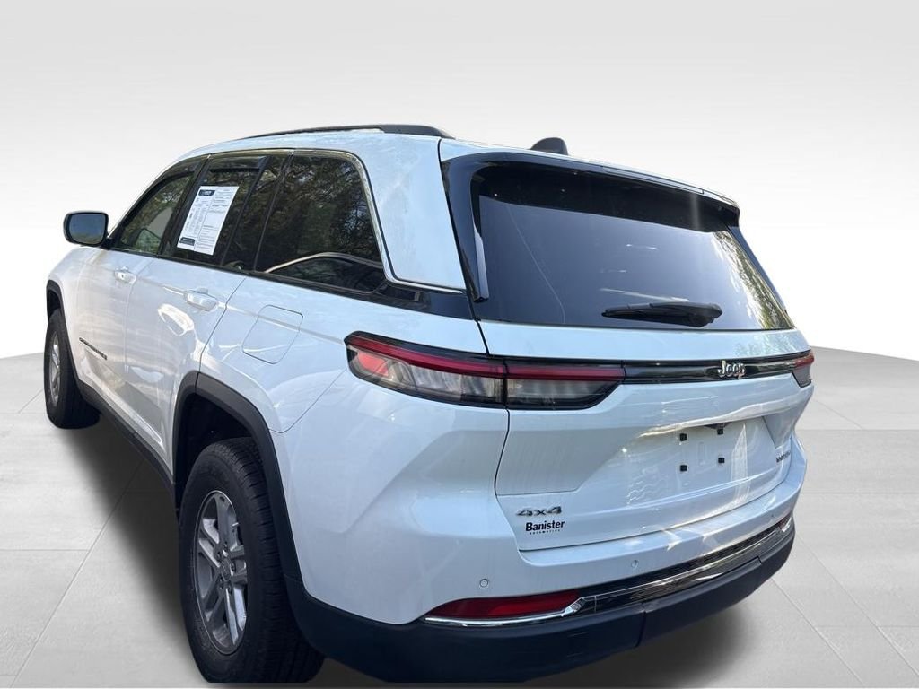 Used 2023 White Jeep Laredo image 19