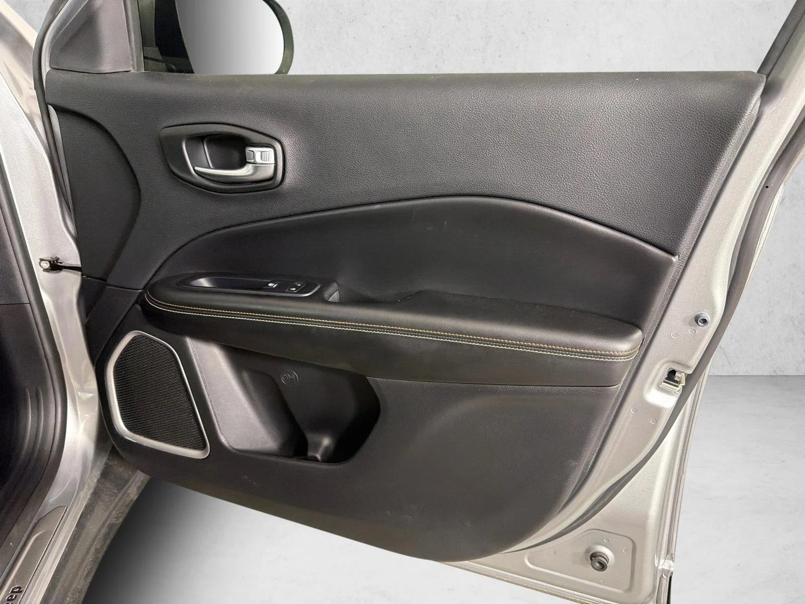 Used 2021 Silver Jeep Latitude image 14