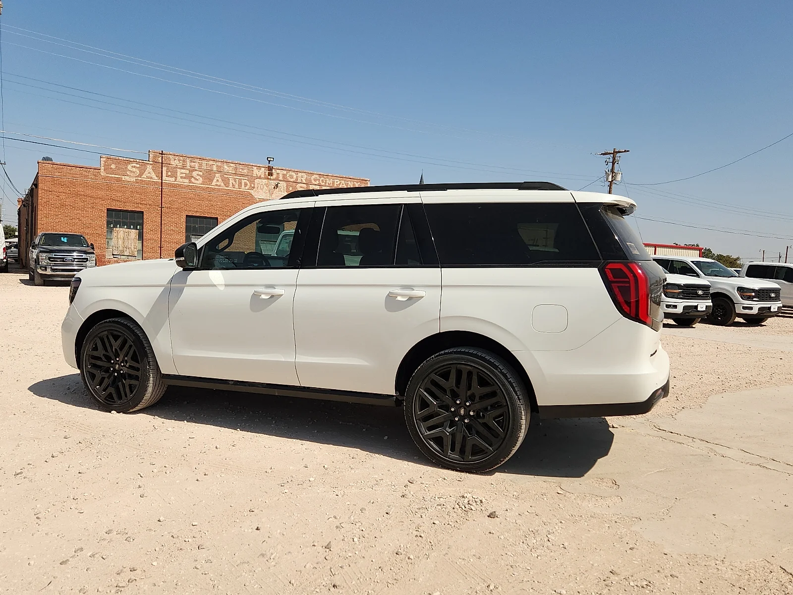 New 2027 Star White Metallic Tri-Coat Ford Platinum image 4