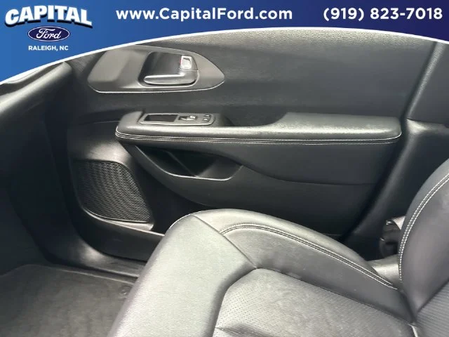 Used 2025 White Chrysler Select image 27